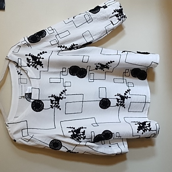 Alfred Dunner Tops - EMBROIDERED BLACK&WHITE SHIRT,SIDE SLITS WITH SQUARE BUTTONS-PERFECT CONDITION